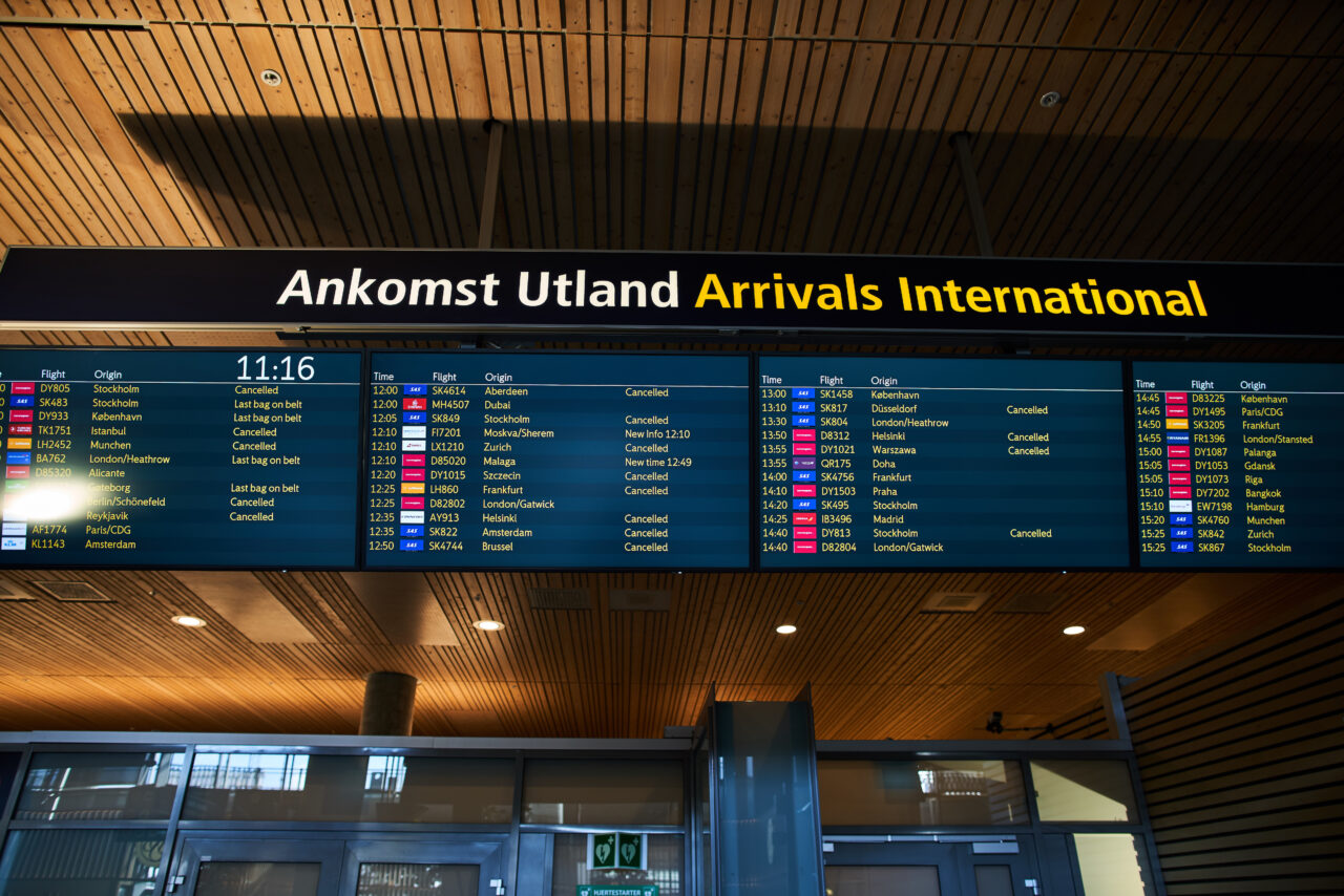 Tavle på flyplass som viser oversikt over ankomst og avgagner