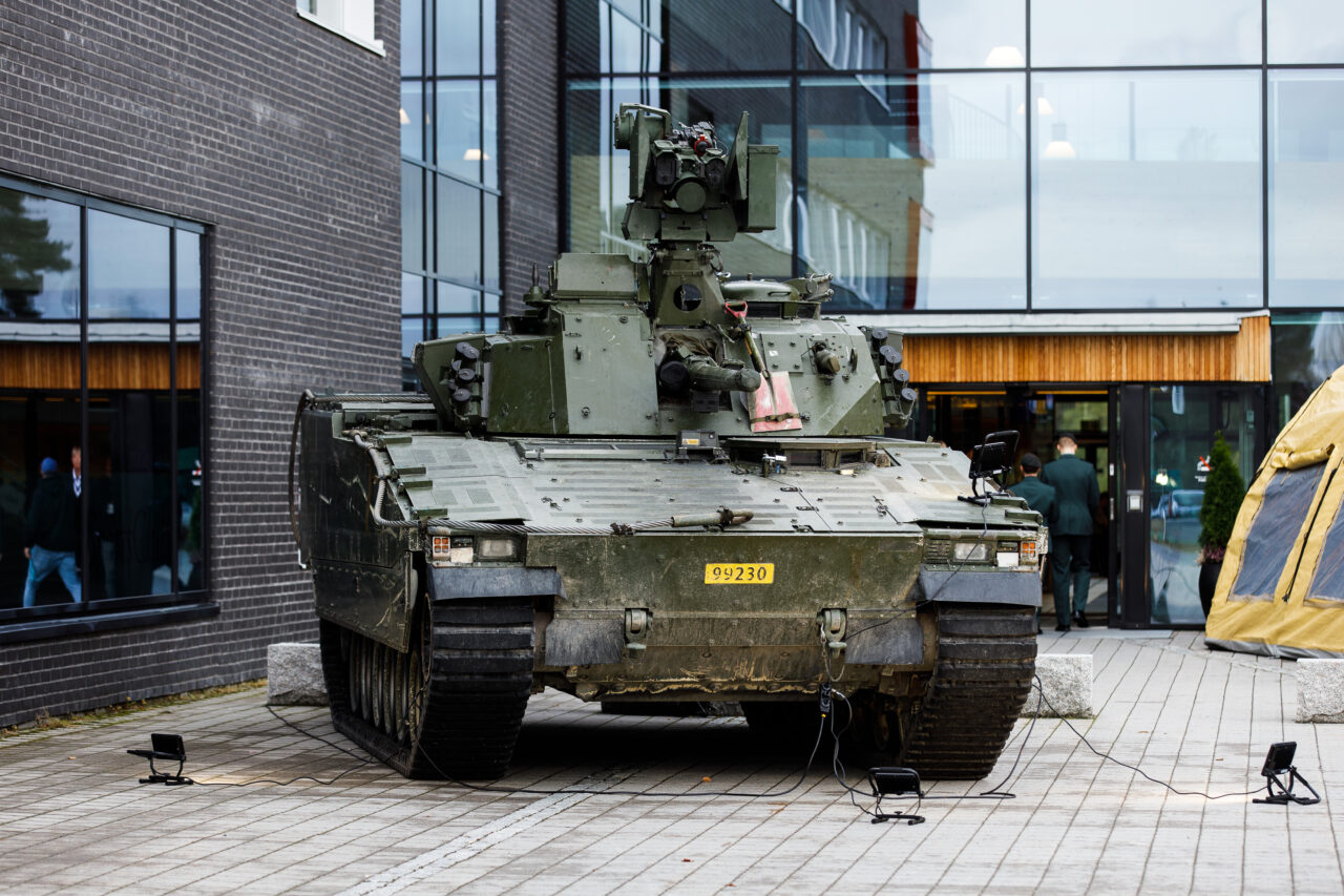 En stridsvogn står utenfor en bygning. Foto.