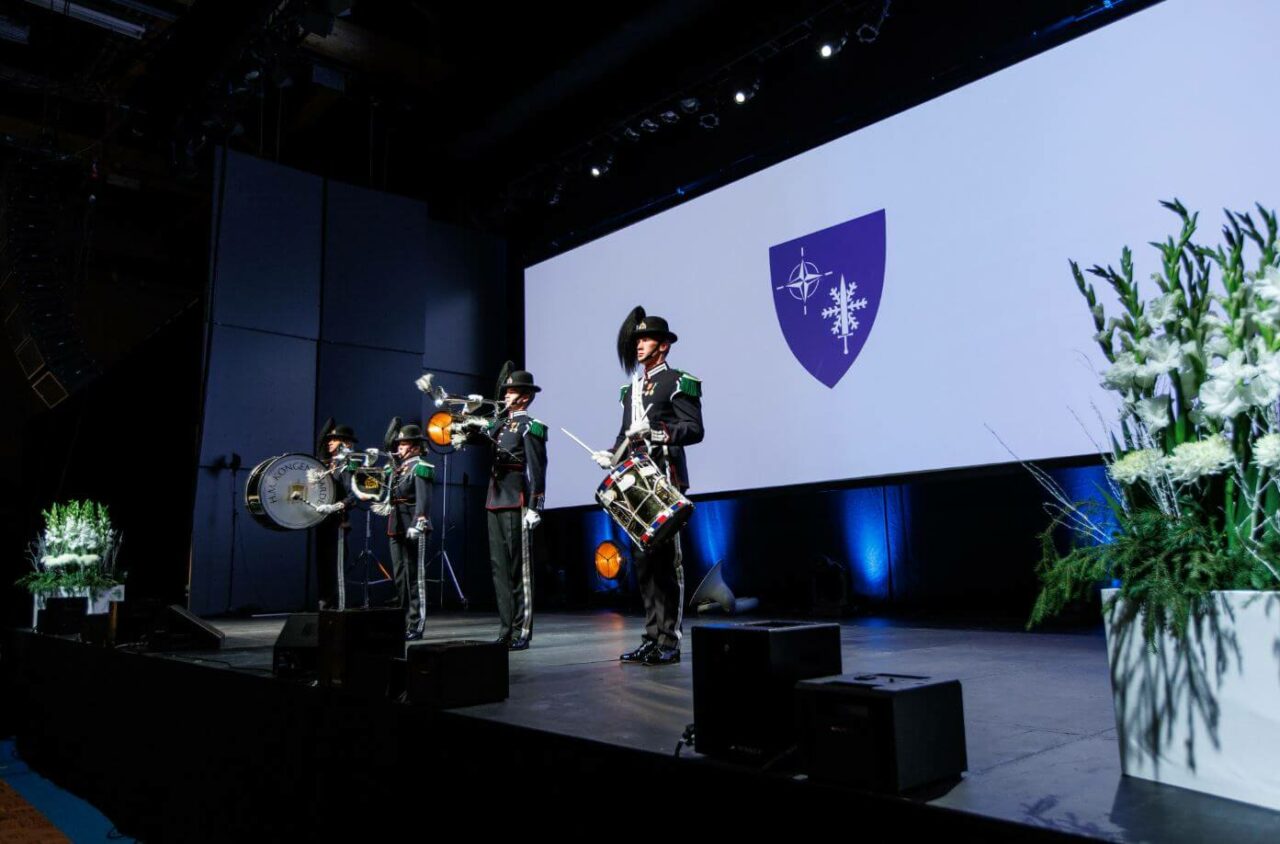 En gruppe musikere spiller på ulike instrumenter på en scene. Foto.