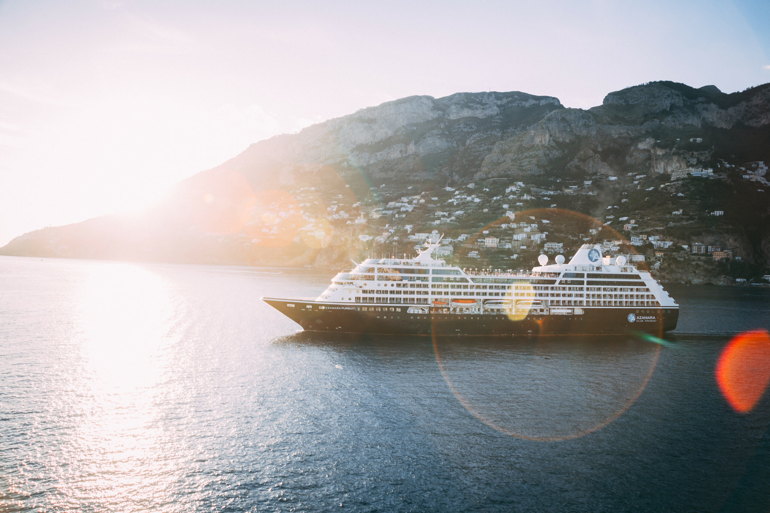 Azamara seiler langs Amalfikysten