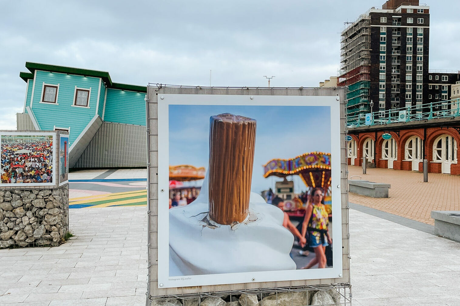 Ulike kunstverk langs stranden. Foto
