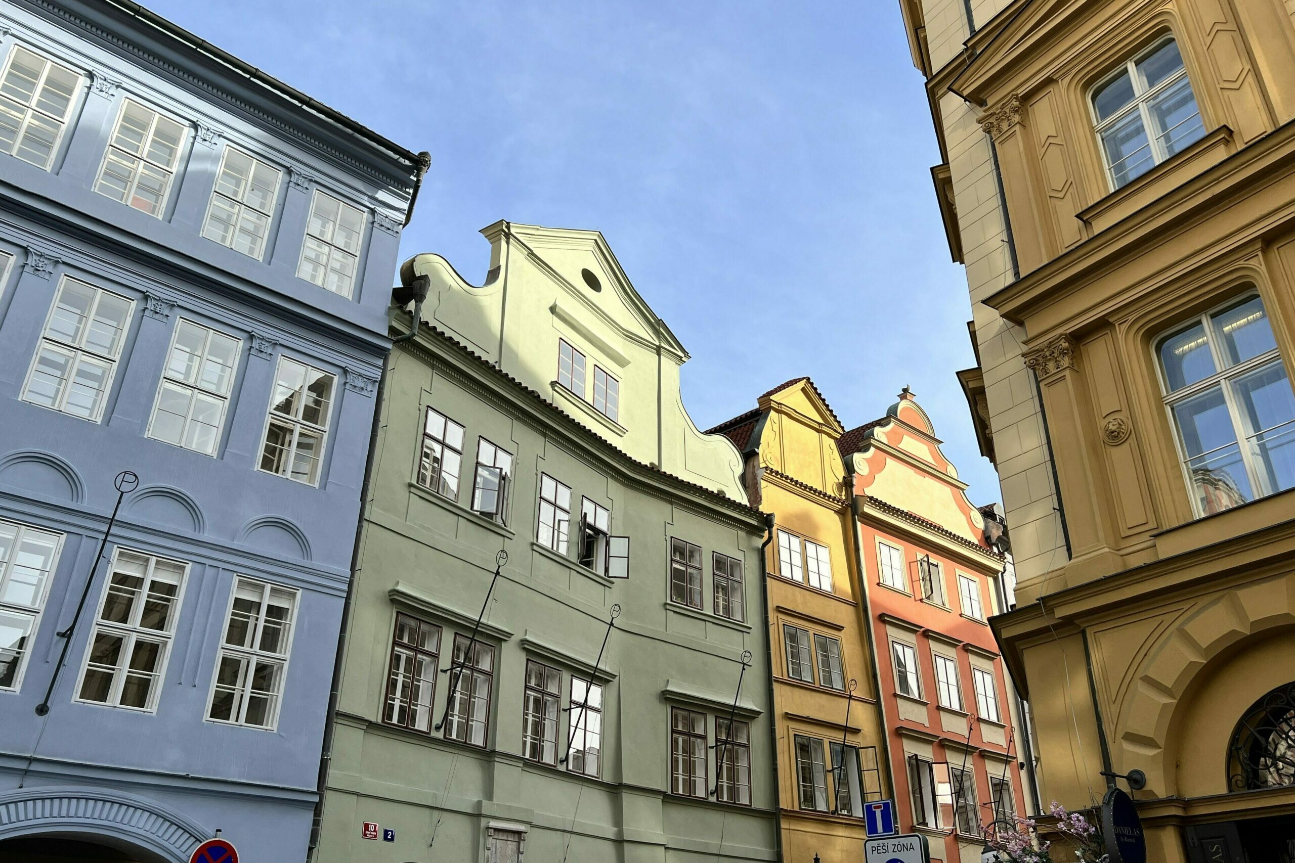 Blå, grønne, gule og rød hus på rekke og rad. Foto
