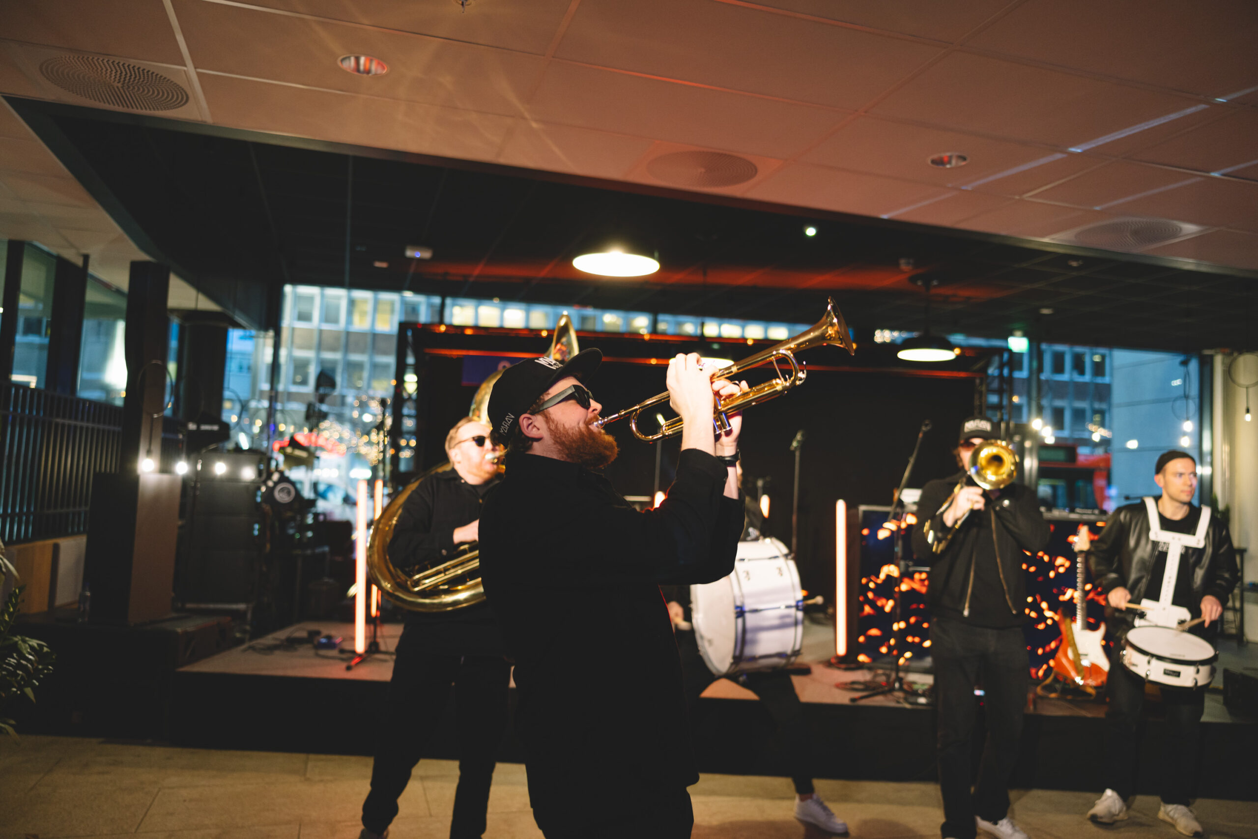 Trompetspillere lager fest i kontorlokalet. Foto