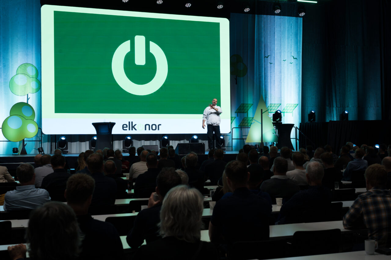 En scene foran en fullsatt sal. Foto