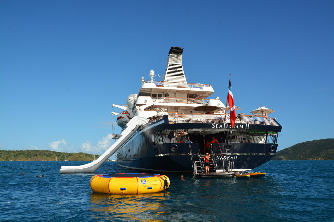 SeaDream II på anker, med vannsportaktiviteter.