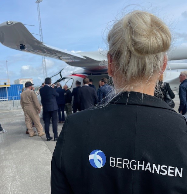 Skuelystne mennesker som ser på et elektrisk fly på Sola lufthavn. Foto.