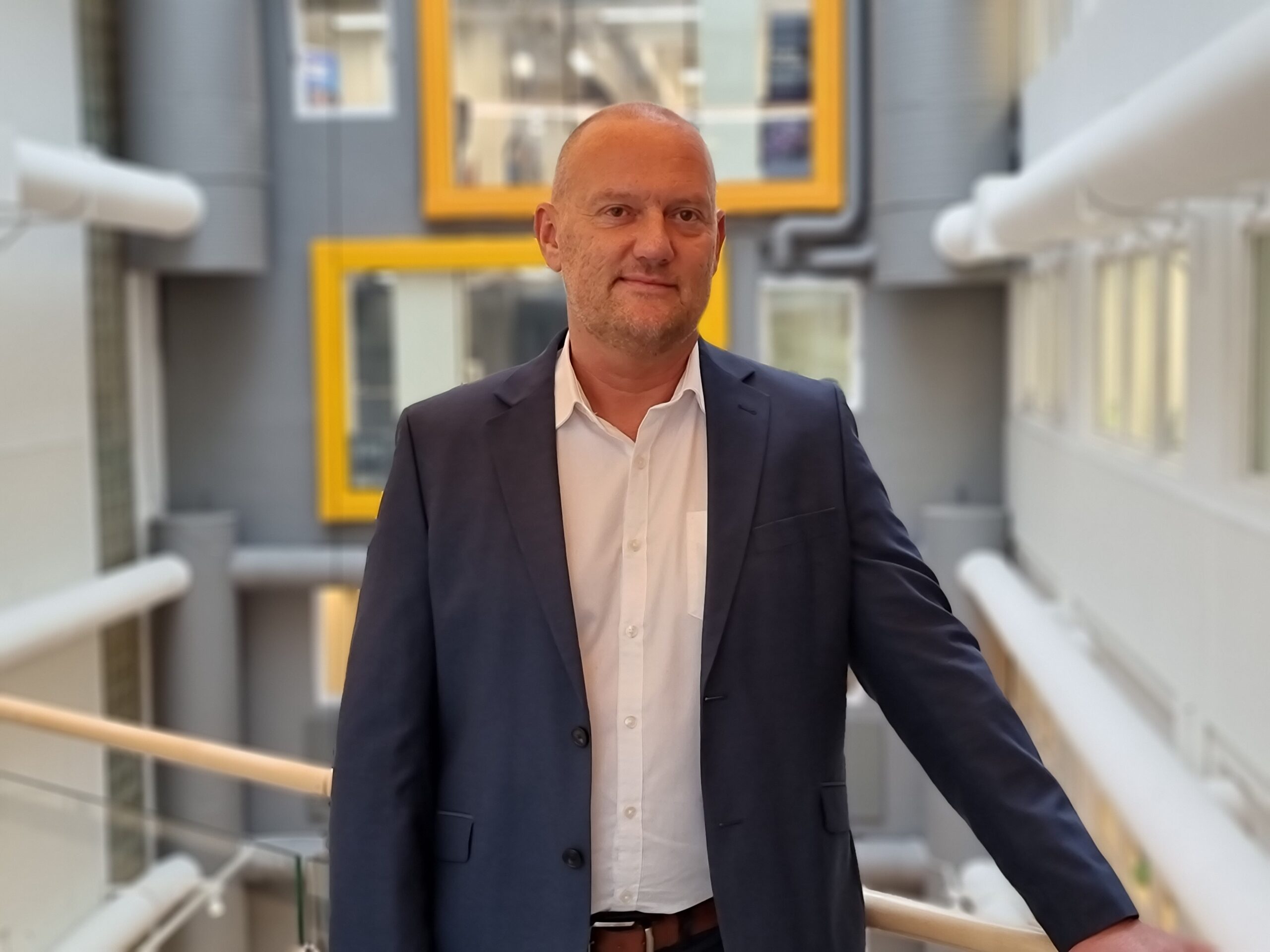 Bilde av direktør for Salg & FU, Gunnar Gunnarsen. Står i dress og ser inn i kamera