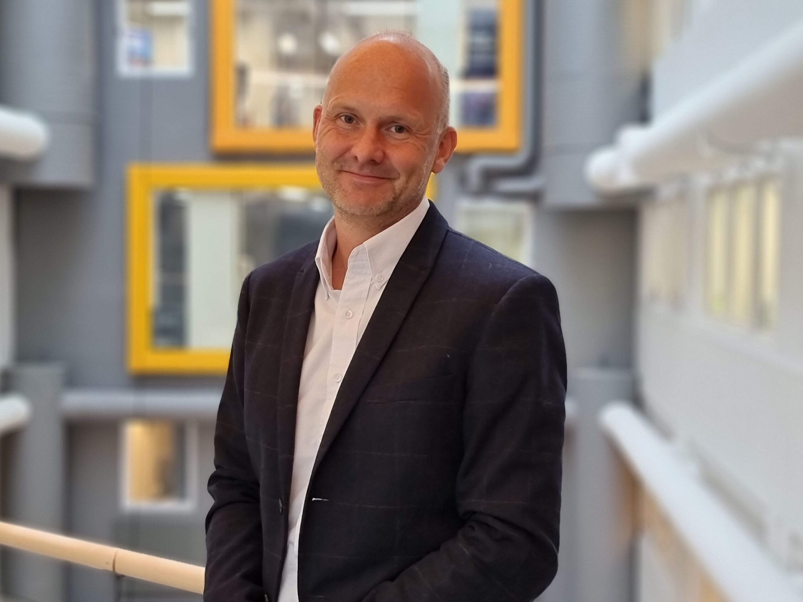 Bilde av direktør for partnere, Petter Brodahl. Står i dress og ser inn i kamera