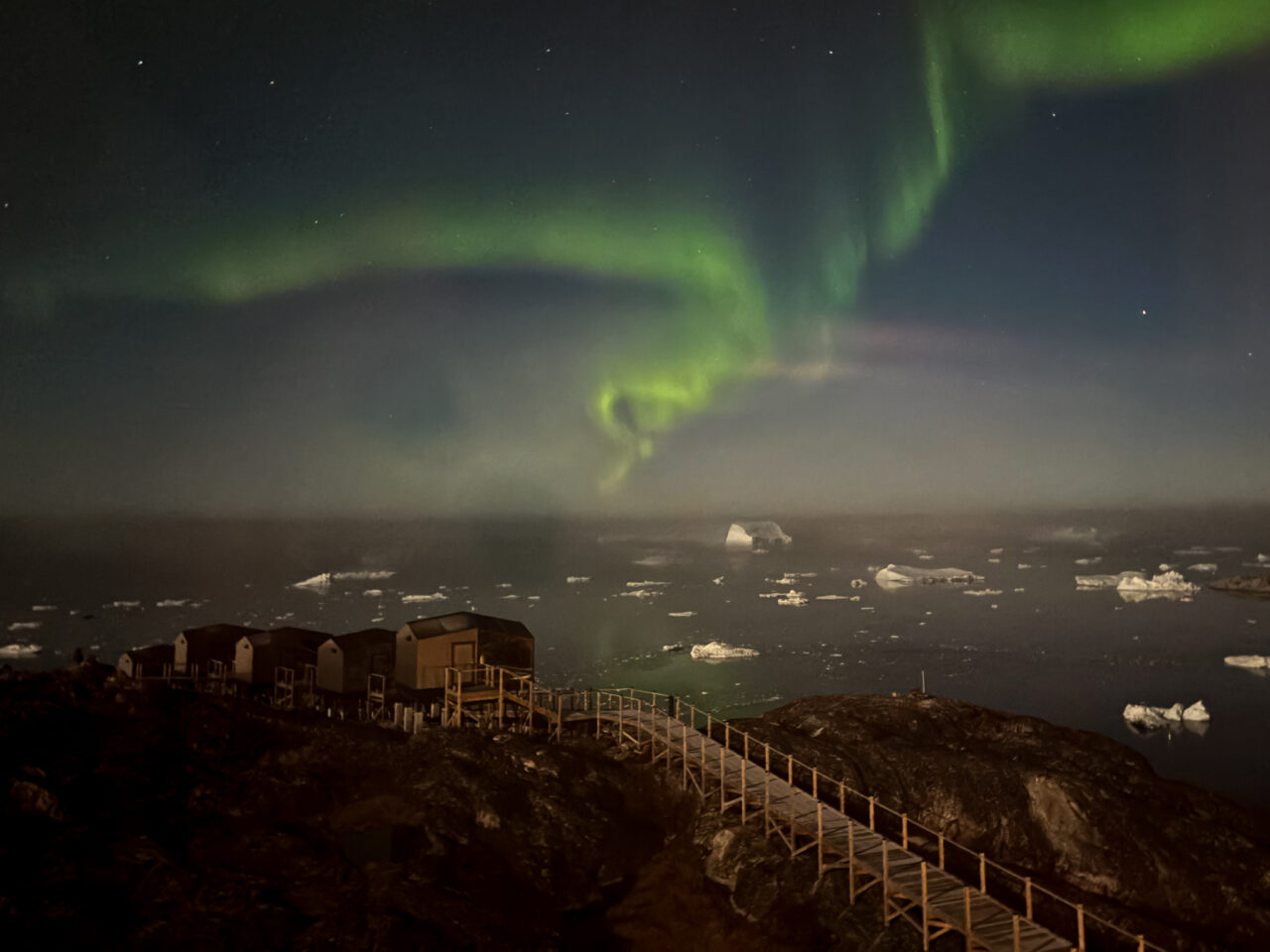Nordlys på en mørk nattehimmel. Foto