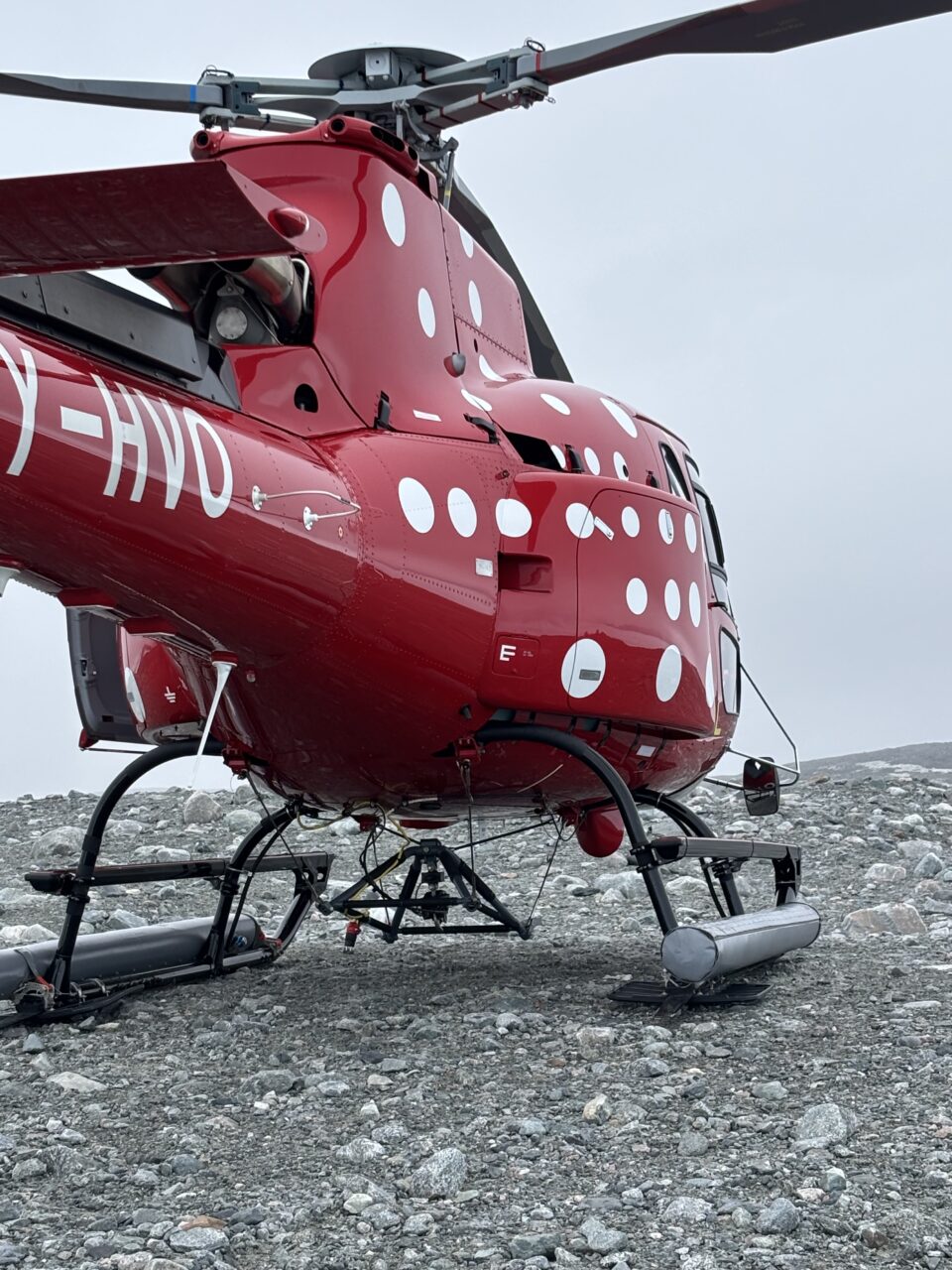 Rødt helikopter som står parkert. Foto