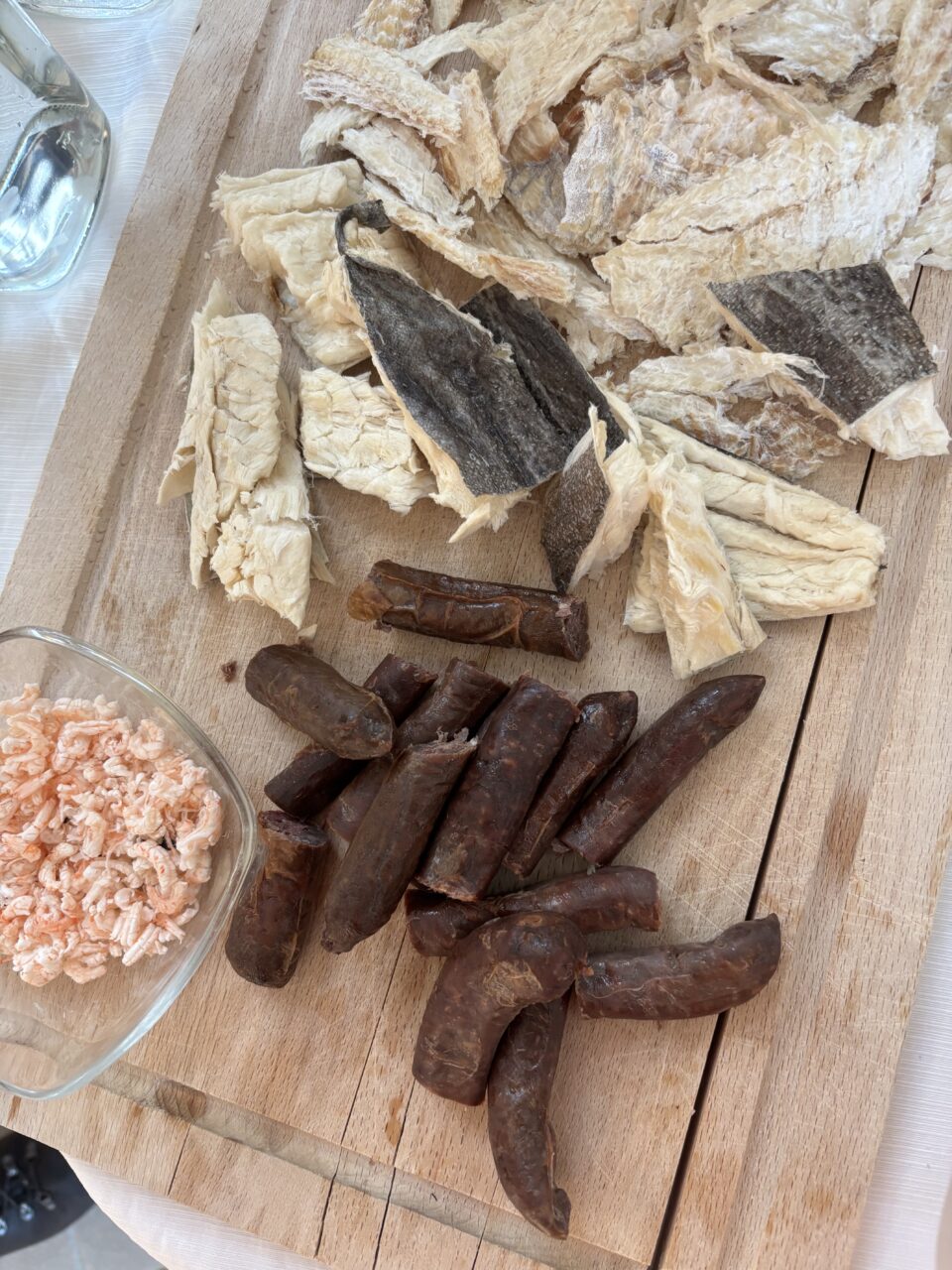 En fjøl med tørrfisk og pølse. Foto