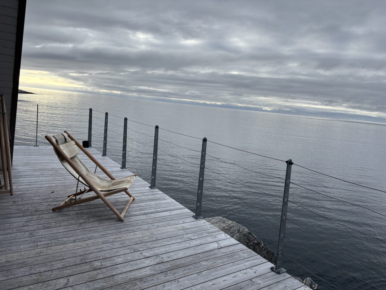 Terrasse med en stol og flott utsikt. Foto