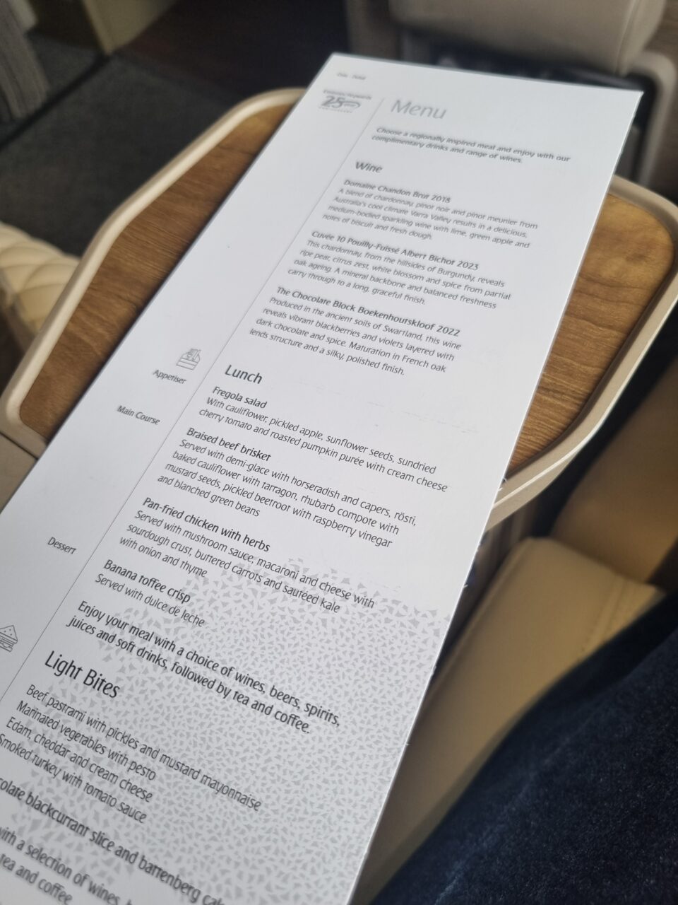 En meny med oversikt over vin, lunsj og snacks. Foto