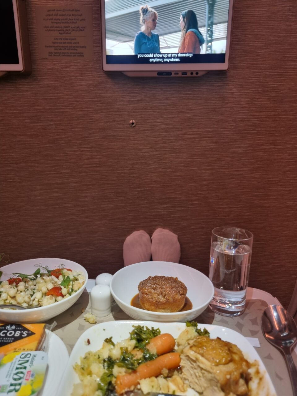 Mat på et fly med tv-skjerm. Foto