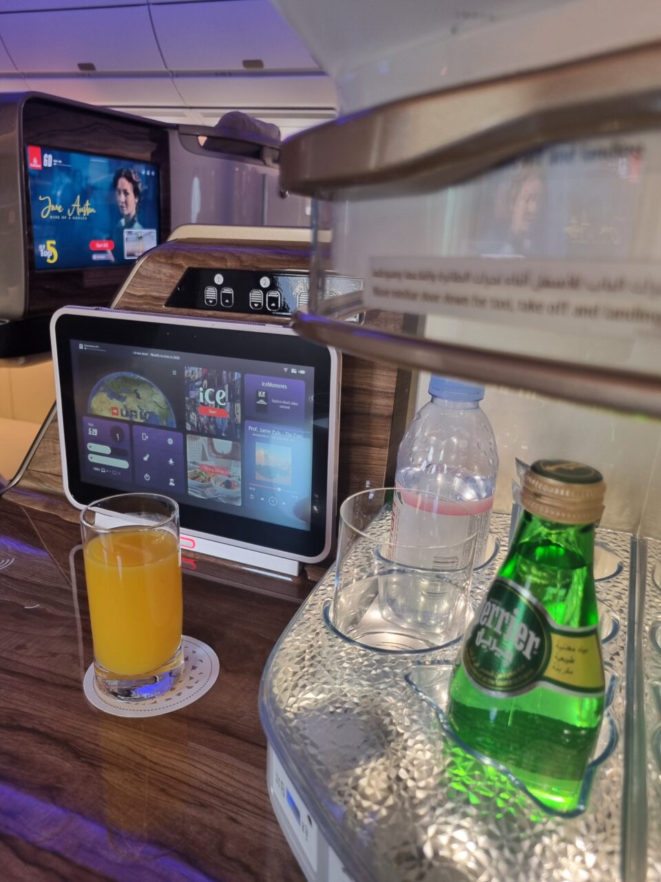 En liten tv-skjerm på et fly og en minibar. Foto