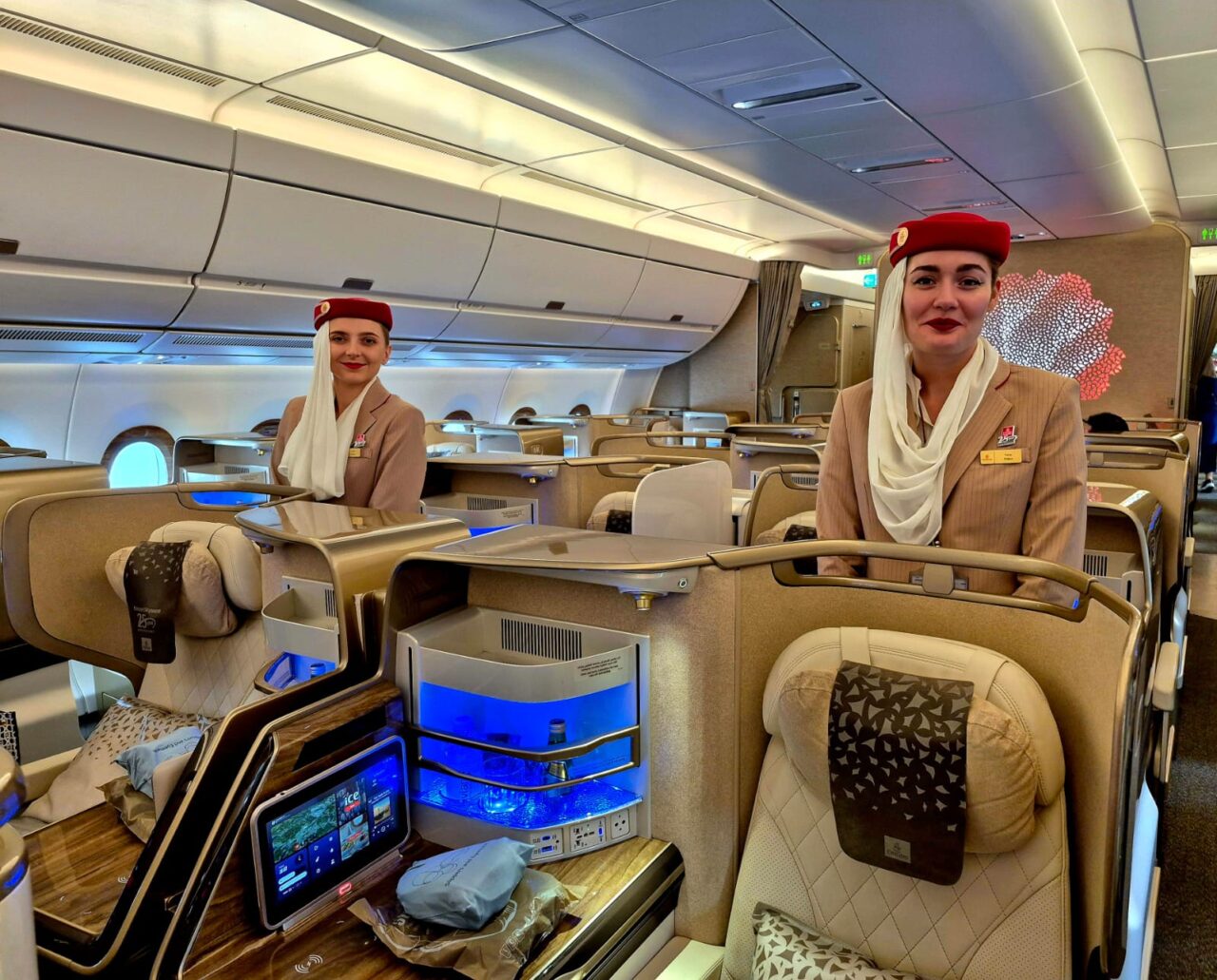 To flyvertinner i business class smiler mot kamera. Foto