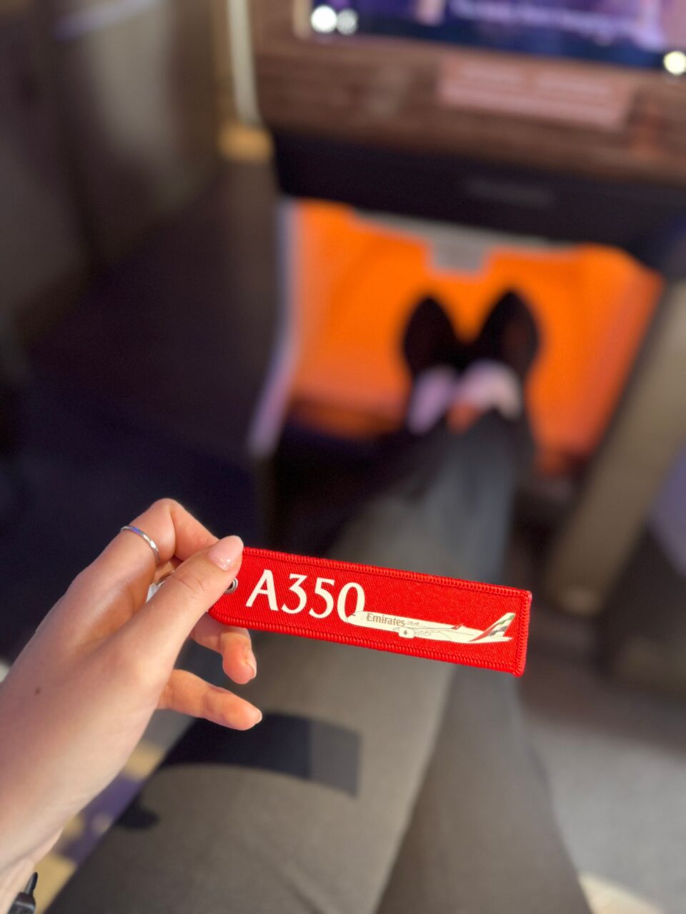 Rød nøkkelring med A350 og et fly. Foto