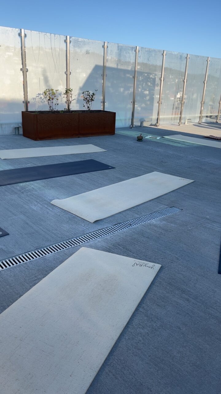 Yogamatter på et gulv. Foto