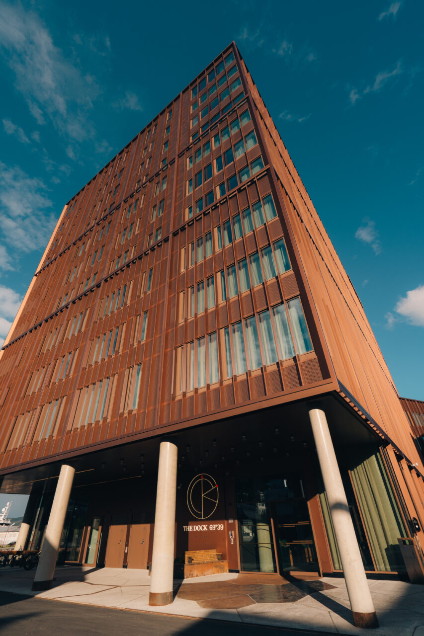 Fasade på et høyt bygg. Foto
