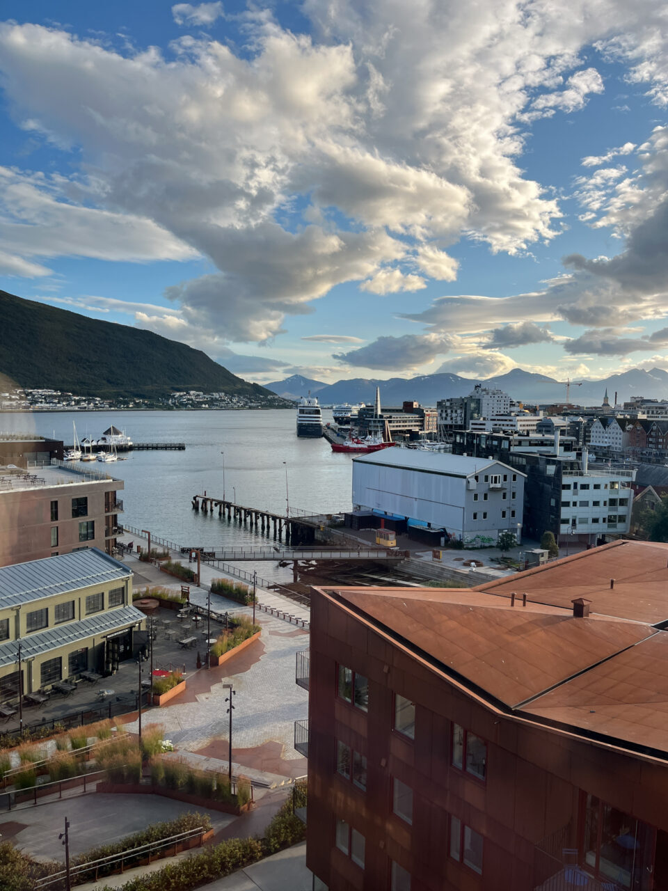 Utsikt over Tromsø med sjø og fjell. Foto 