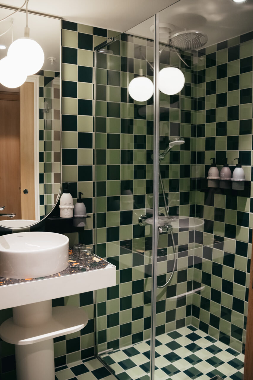 Et grønt bad med sjakkrutet mønster. Foto