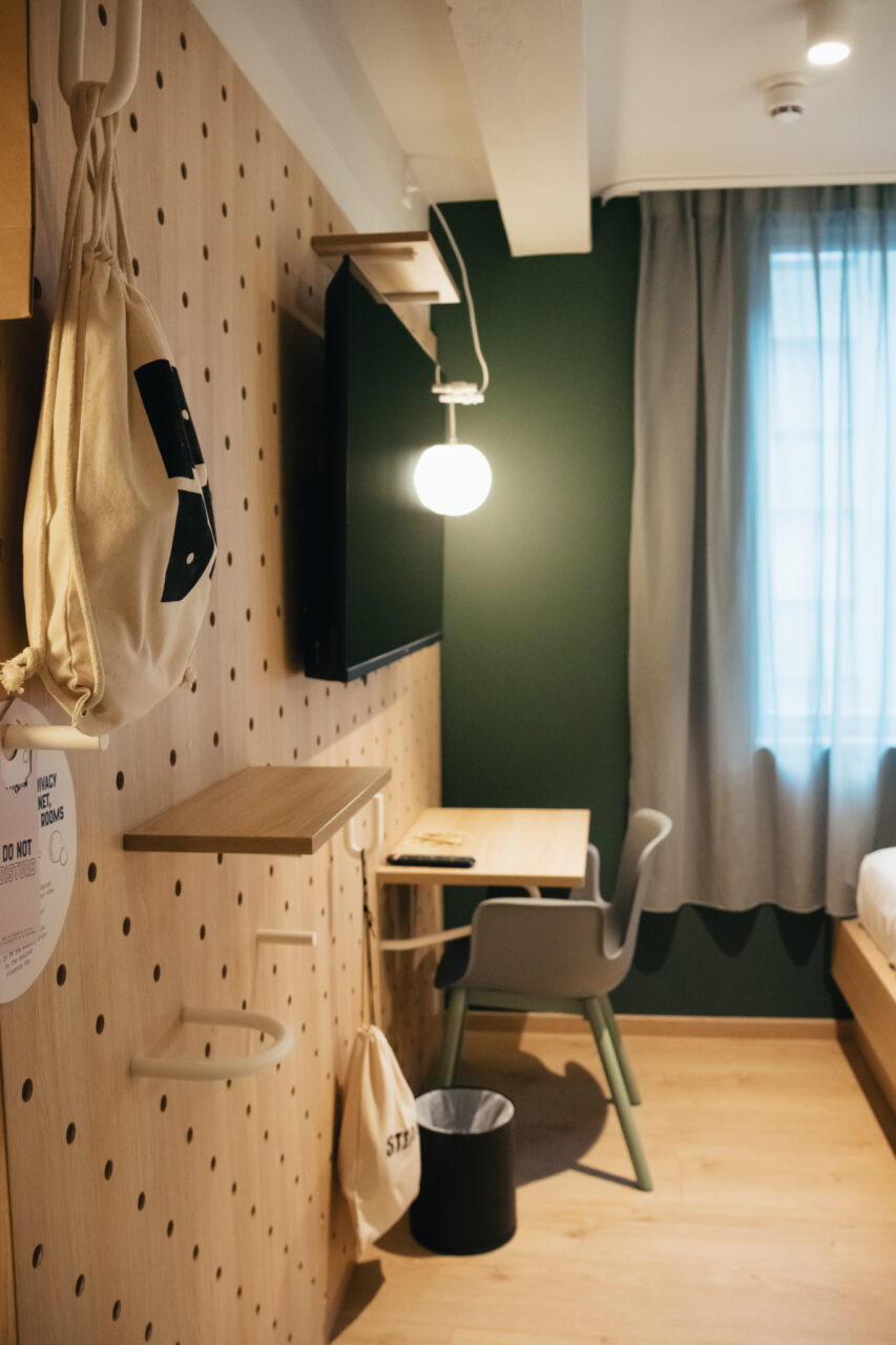 Hotellrom med skrivebord og TV. Foto