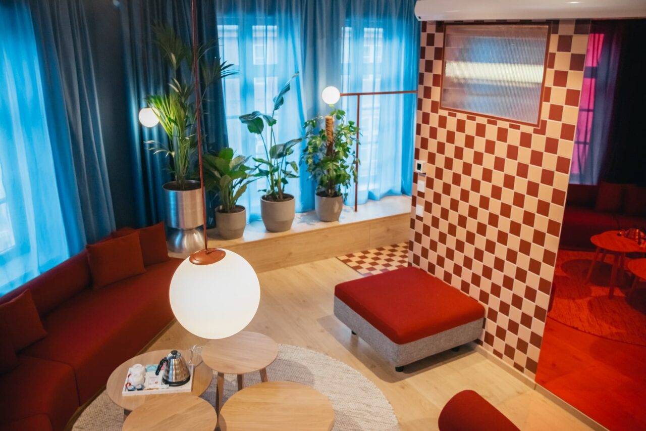 Suite fotografert ovenifra med rød sofa. Foto