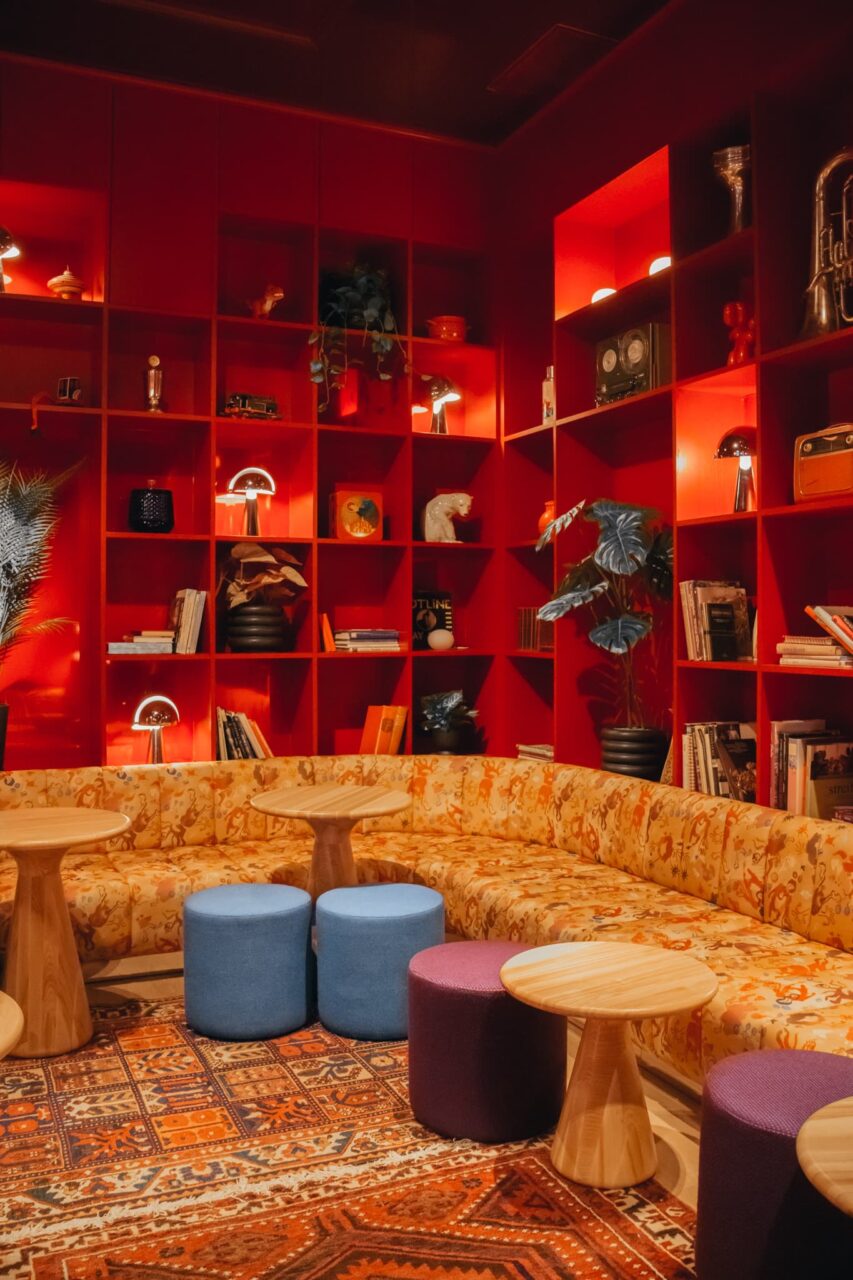 Et bibliotek med en bokhylle fylt med bøker og gjenstander. Foto