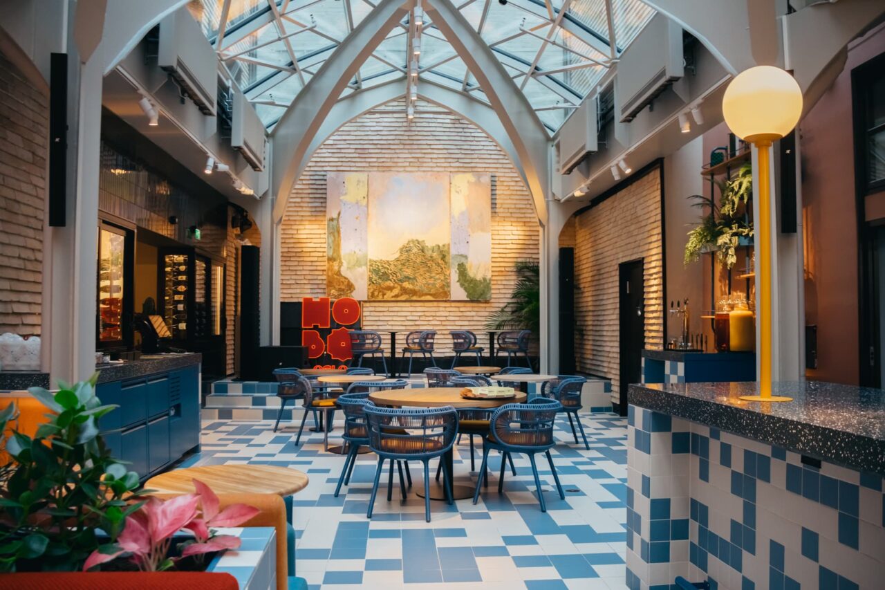 Et atrium med spisebord og stoler. Foto