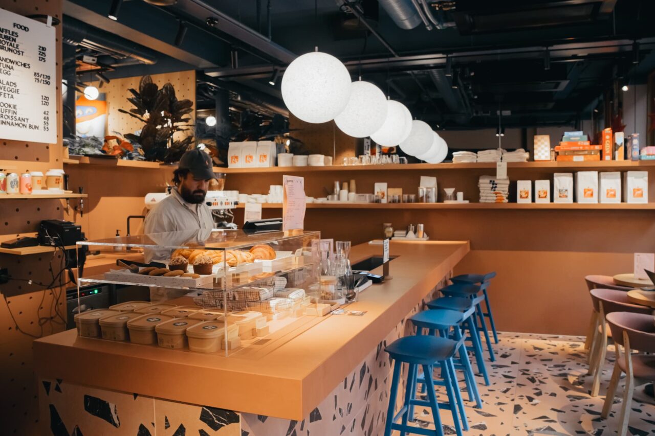 En café innendørs med bakverk og kaffe. Foto