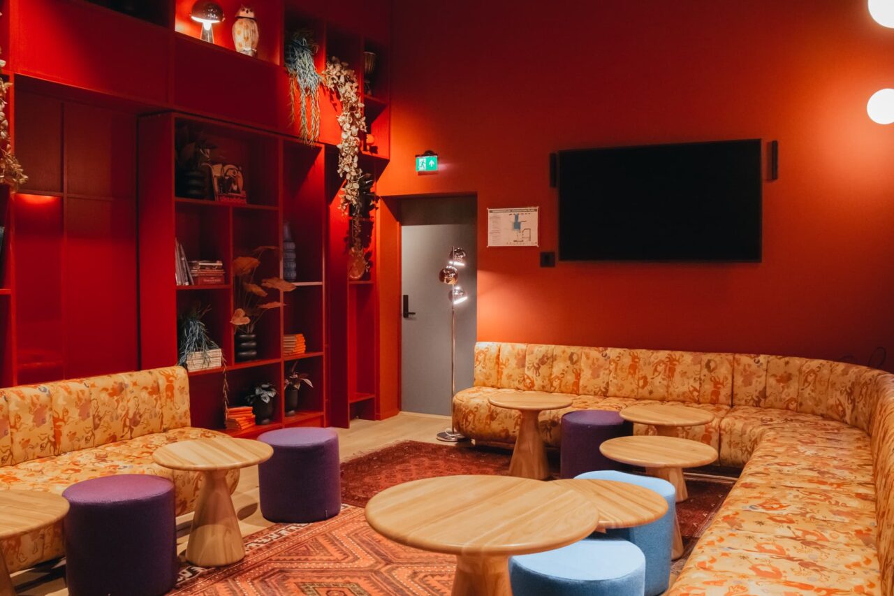 Et bibliotek med sofa og puffer. Foto