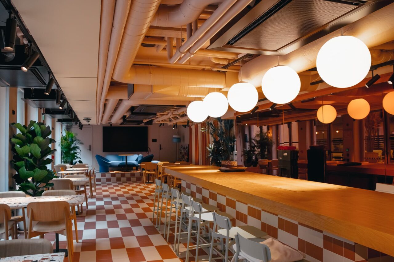 Et lokale med bar og TV. Foto