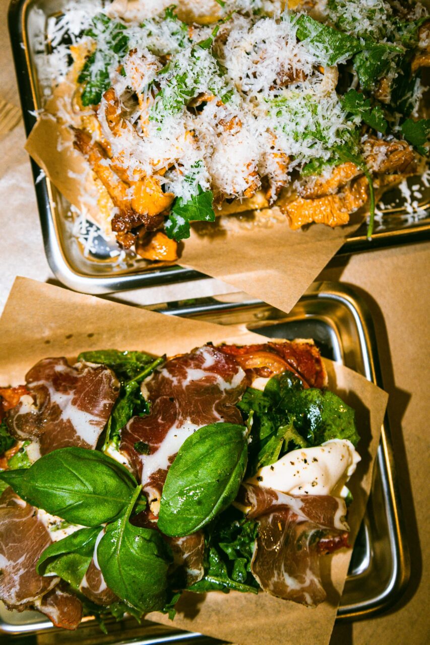 Pizza på et brett. Foto