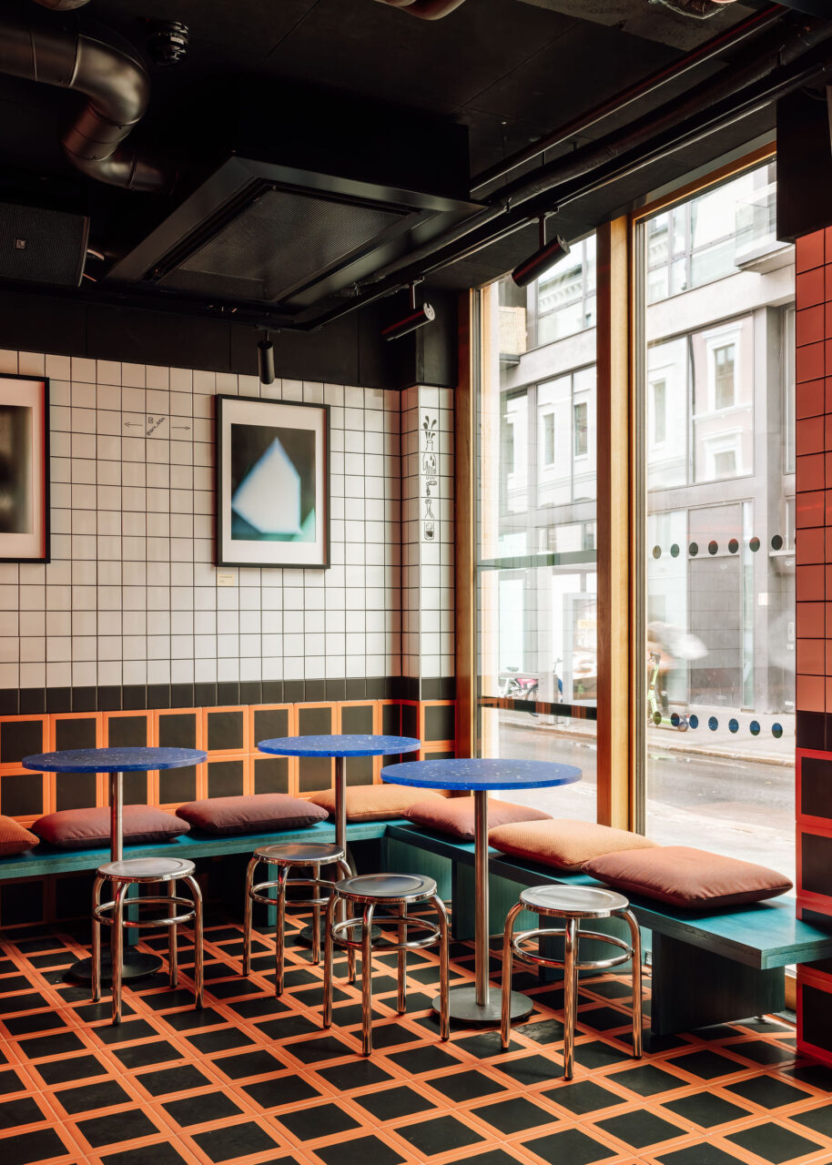 Et lokale med sitteplasser. Foto