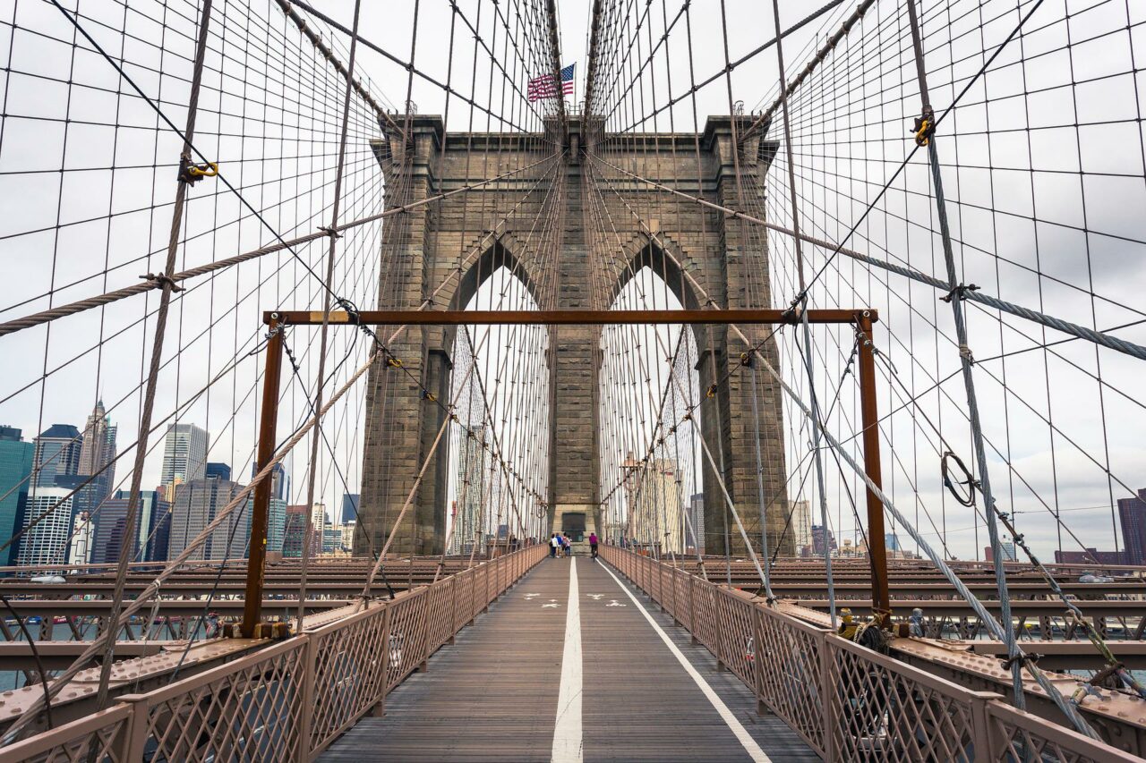 Bilde fra midt på Brooklyn Bridge