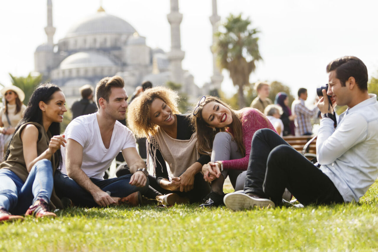 Gruppe unge turister på reise til Istanbul
