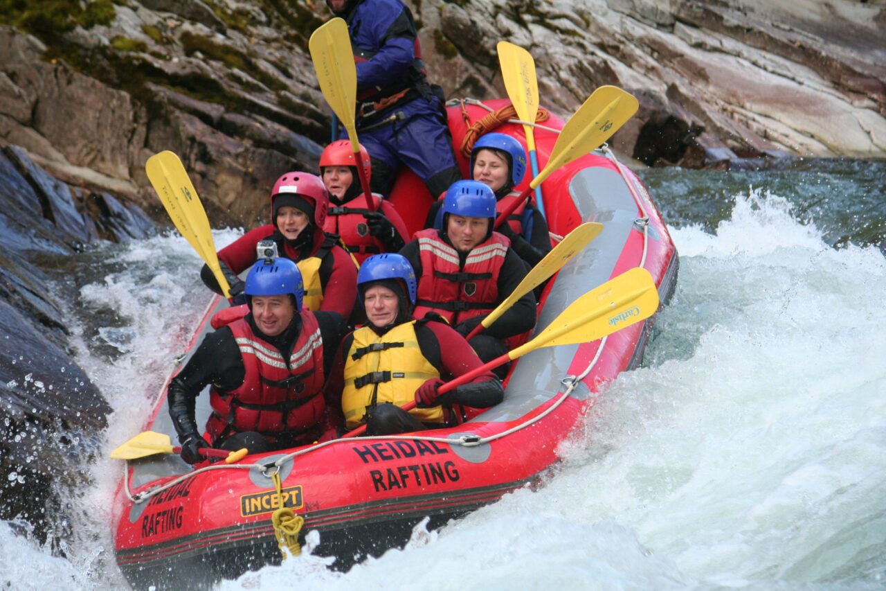 En gruppe på rafting i elv