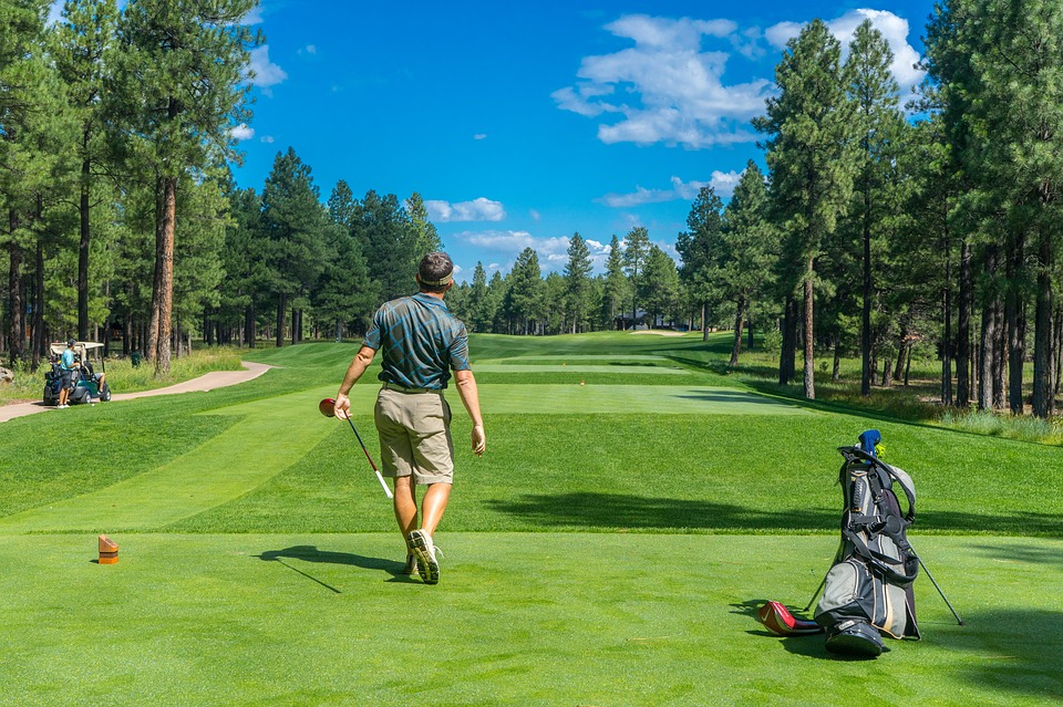 Mann ute på golfbanen