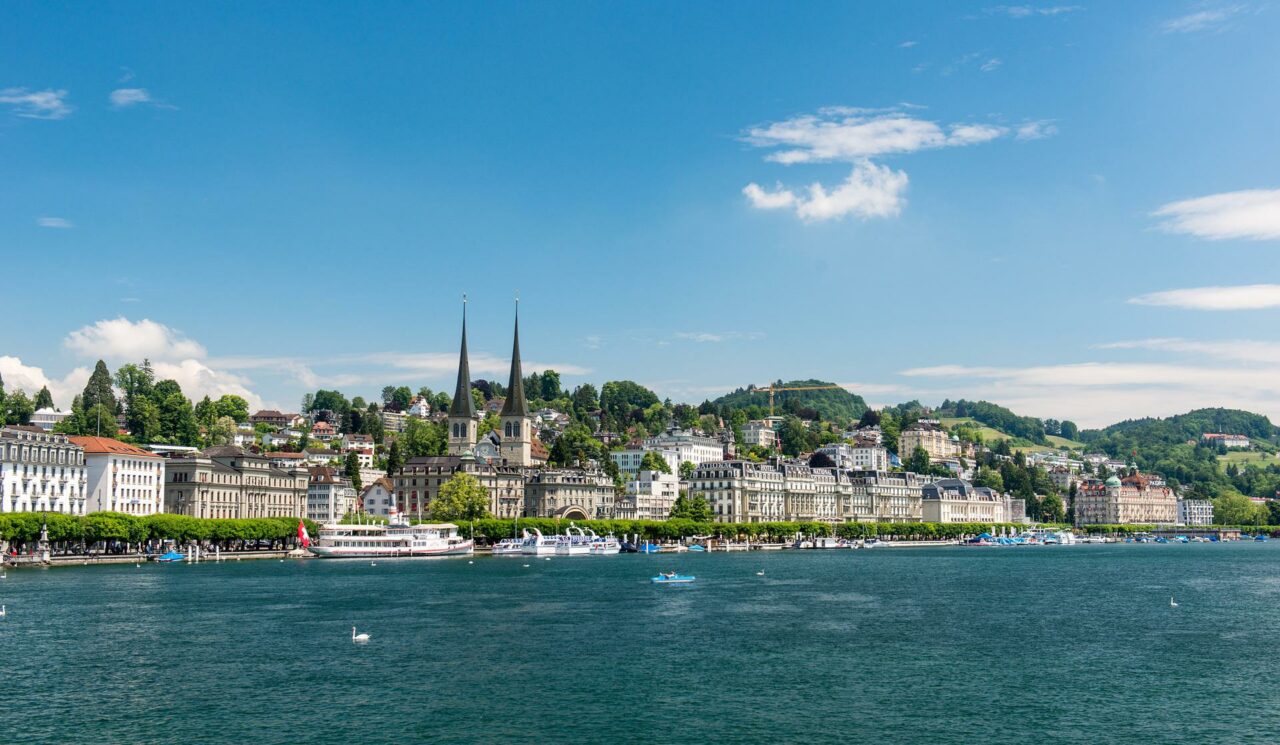 Byen Lucerne vakkert til ved Lake Lucerne