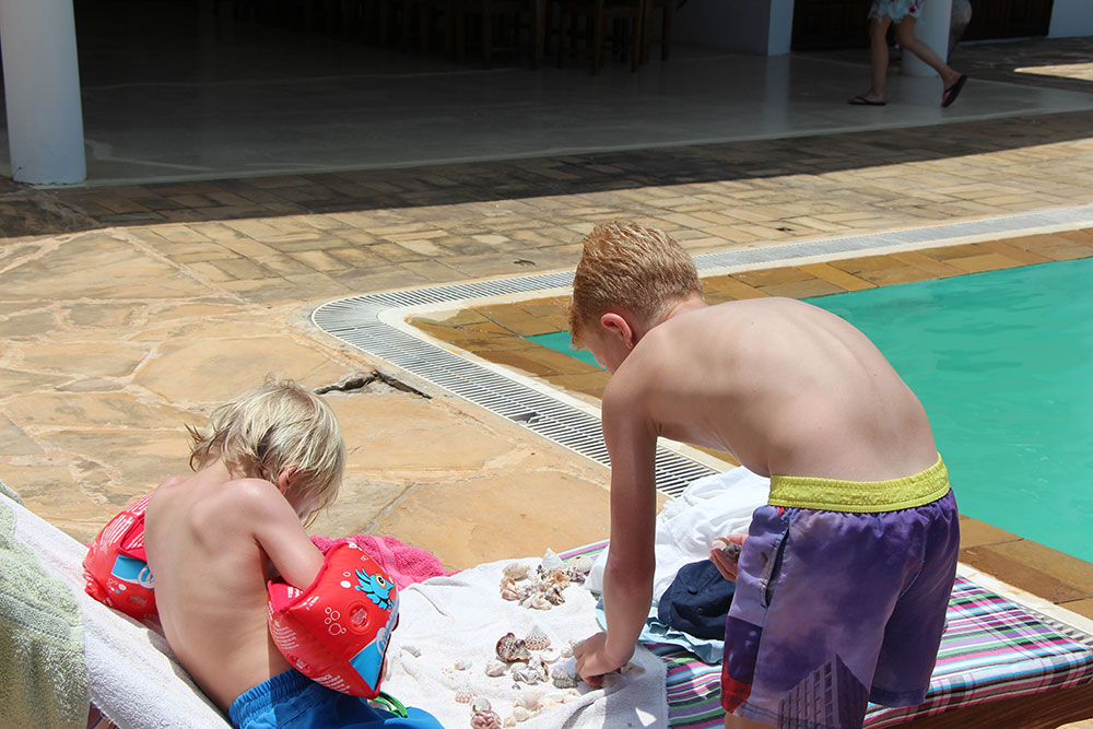 Barn ved bassenget på ferie i Zanzibar