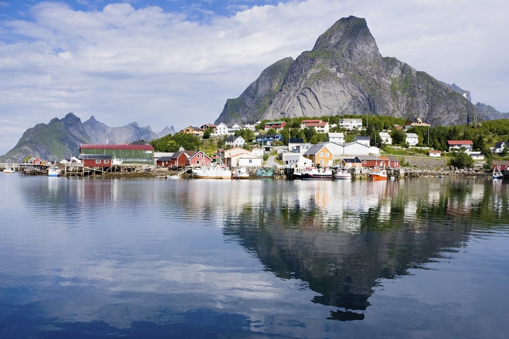 Utsiktsbilde mot Lofoten med fjell i bakgrunnen