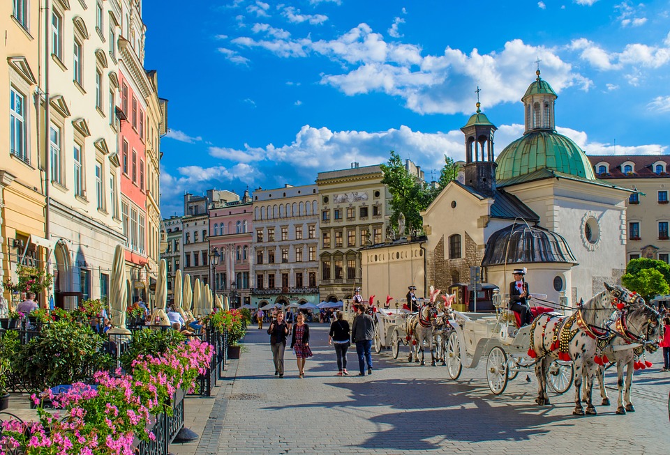 Turister på torg i Krakow