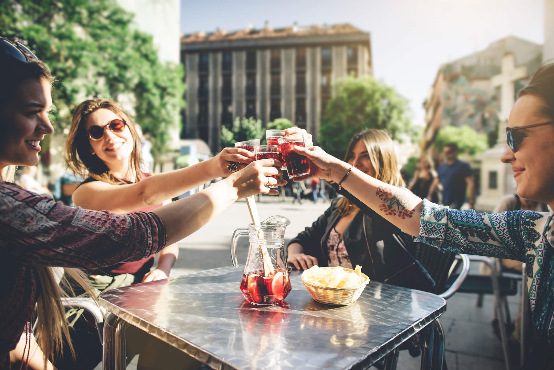 Vennegjeng drikker Sangria