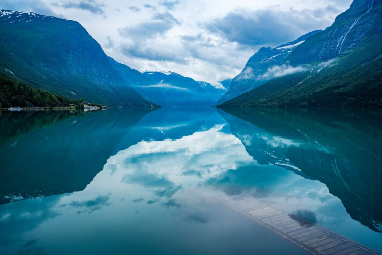 Utsikt inn i en fjord i Norge