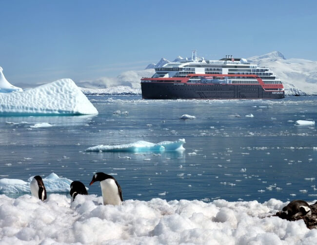 Hurtigruten på seilas mellom ishav og pingviner i Antarktis
