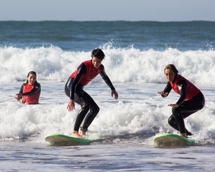 Surfeskole på Zurriola-stranden, San Sebastian, Spania