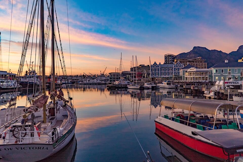 Båter til kai i Waterfront, mens solen går ned. Foto
