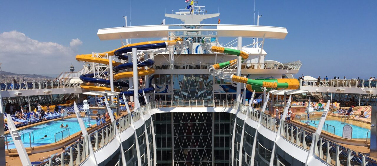 Dekk og bassengområde på skipet Harmony of the Seas