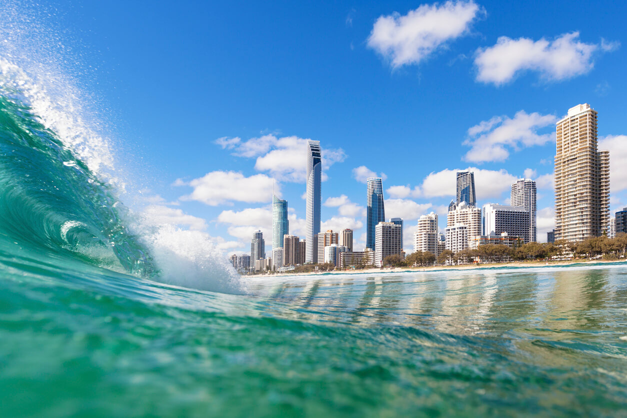 Blå bølger ruller inn mot Surfers Paradise beach, Queensland, Australia