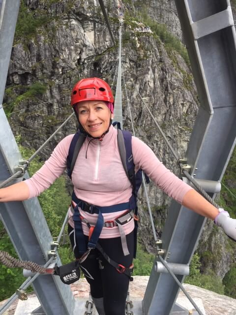 Dame med klatreutstyr i Via Ferrata, Loen